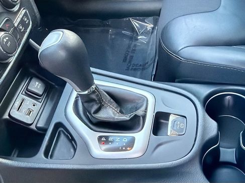 Used 2018 Jeep Cherokee Latitude Plus w/ Cold Weather Group FWD image 19
