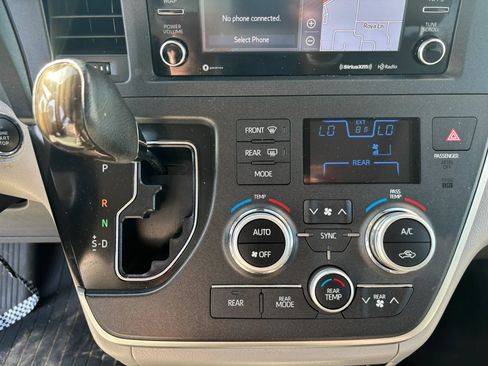 Used 2020 Toyota Sienna XLE Premium FWD image 27