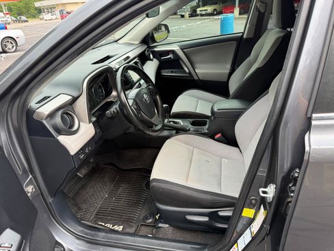 Used 2018 Toyota RAV4 XLE AWD/4WD image 3