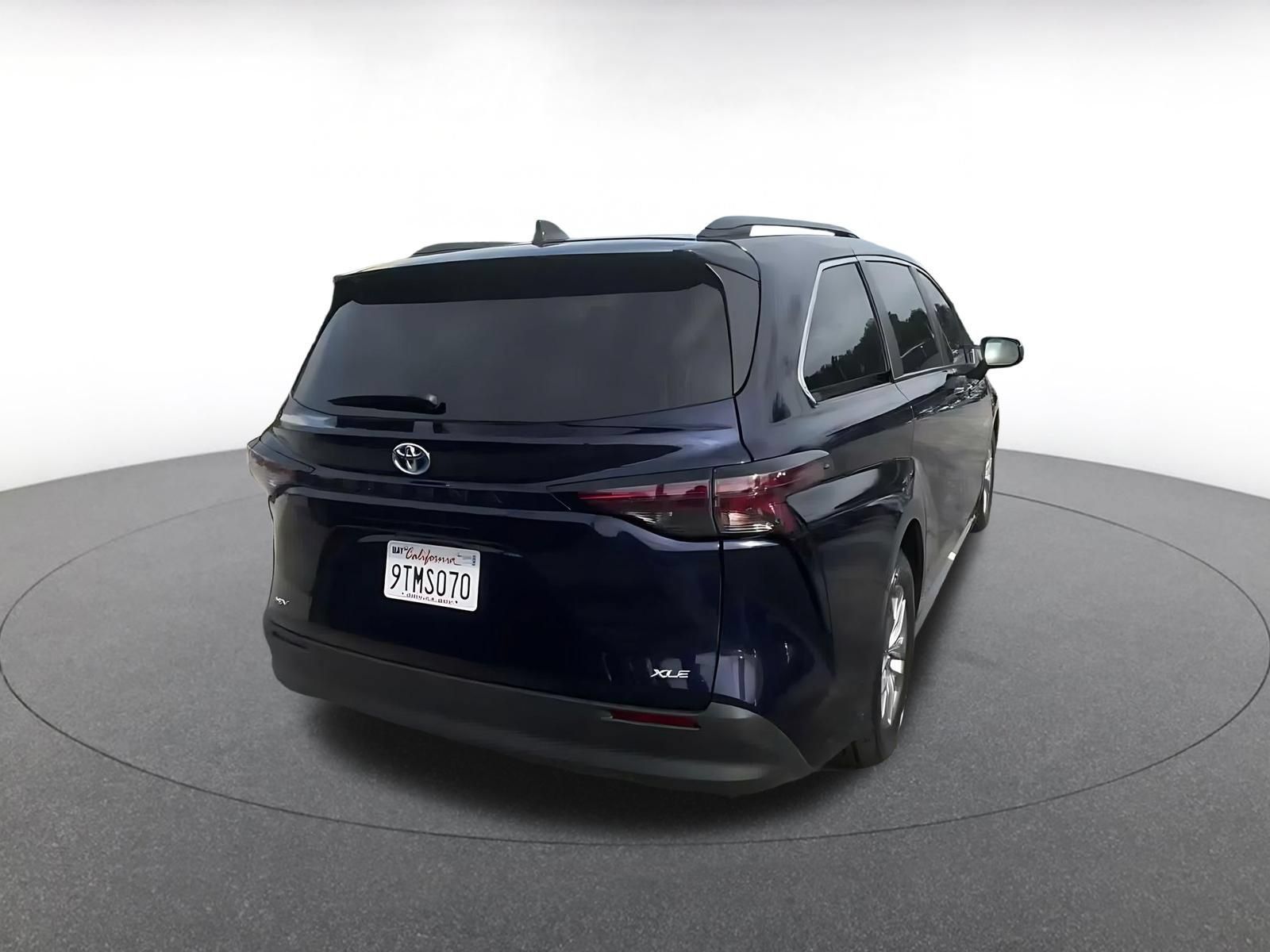 Used 2025 Toyota Sienna XLE FWD image 13