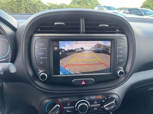 Used 2025 Kia Soul LX w/ LX Technology Package FWD image 23