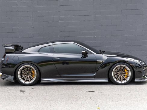 Used 2017 Nissan GT-R Premium w/ Premium Interior Package AWD/4WD image 5