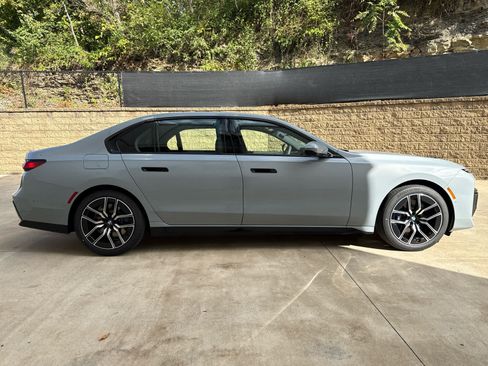 Used 2026 BMW 740i xDrive w/ Premium Package AWD/4WD image 7