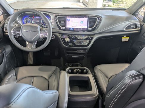 New 2026 Chrysler Pacifica Select image 16