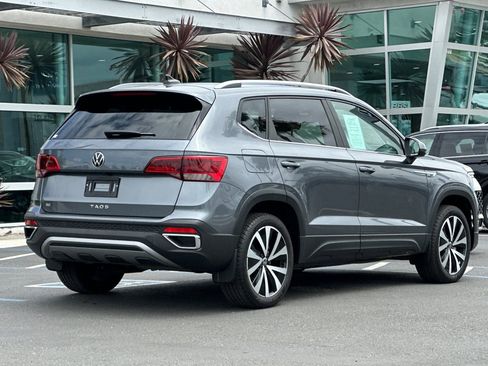 Used 2023 Volkswagen Taos SE w/ Panoramic Sunroof Package FWD image 4