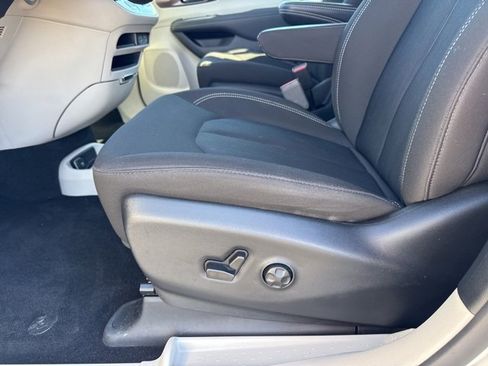 Used 2024 Chrysler Voyager LX image 19