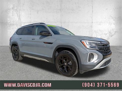 Used 2024 Volkswagen Atlas Peak Edition SE image 1