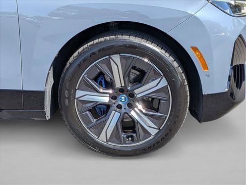 Used 2024 BMW iX xDrive50 w/ Sport Package AWD/4WD image 25