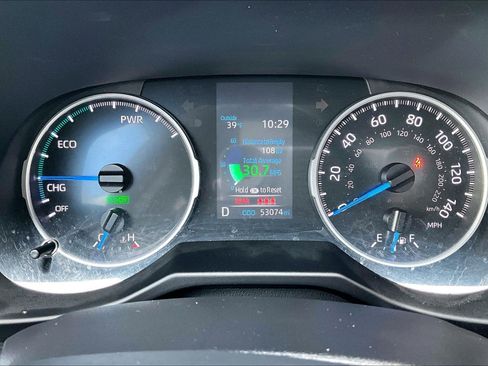 Used 2021 Toyota RAV4 LE image 19