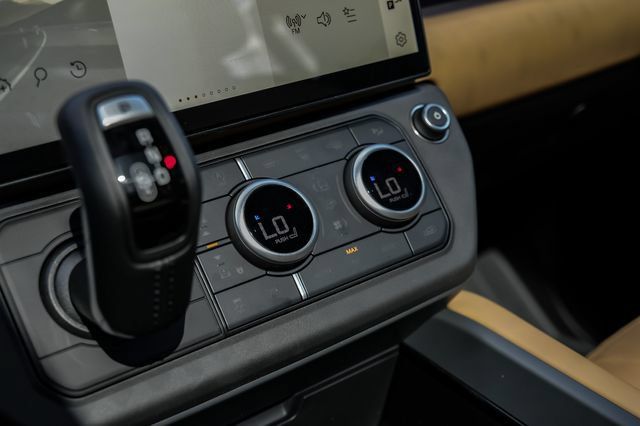 New 2026 Land Rover Defender 110 X-Dynamic SE AWD/4WD image 37