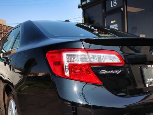 Used 2014 Toyota Camry SE w/ Moonroof Package FWD image 16