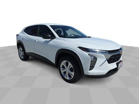 Used 2025 Chevrolet Trax LS image 2