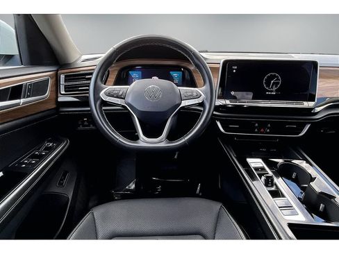 Used 2024 Volkswagen Atlas SE FWD image 8