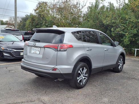 Used 2018 Toyota RAV4 LE image 2