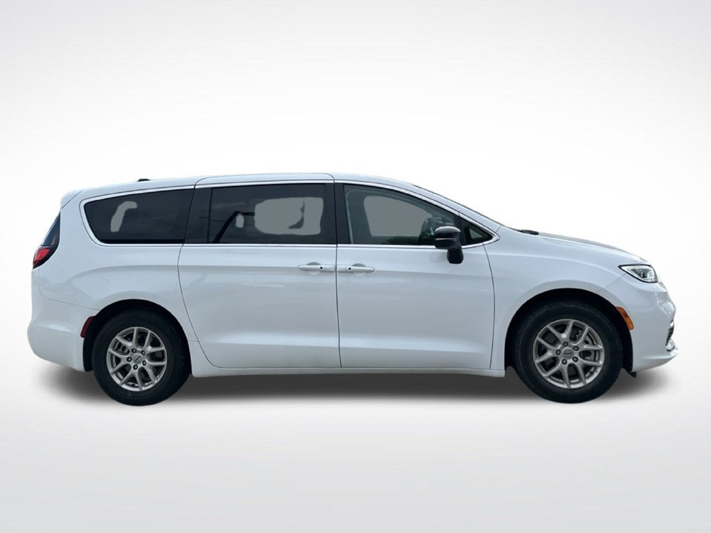 Used 2024 Chrysler Pacifica Touring-L FWD image 2