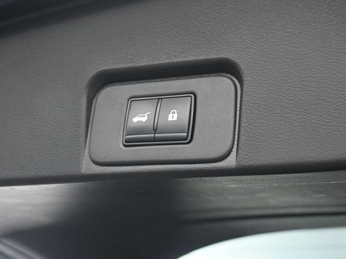 Used 2025 Nissan Rogue SV FWD image 2