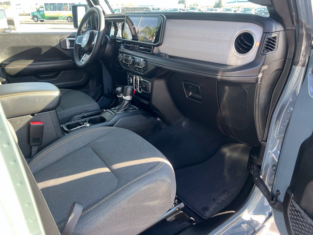 Used 2025 Jeep Wrangler Unlimited Sahara AWD/4WD image 27