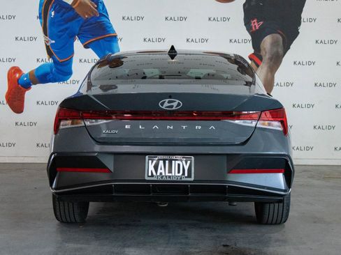 Used 2025 Hyundai Elantra SEL image 24