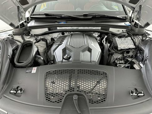 Certified 2026 Porsche Macan AWD/4WD image 32