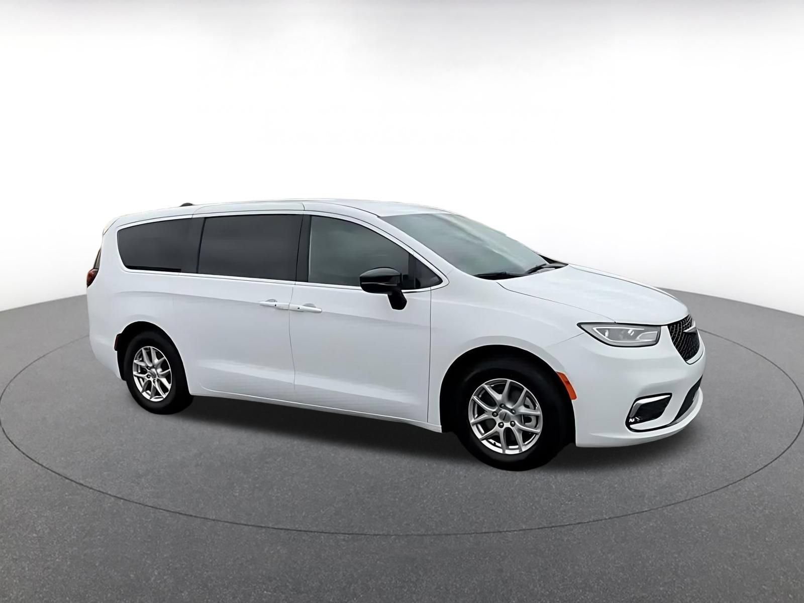 Used 2025 Chrysler Pacifica Select FWD image 2