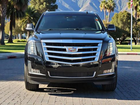 Used 2017 Cadillac Escalade Luxury image 3