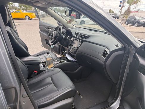 Used 2018 Nissan Rogue SL w/ Premium Package image 2