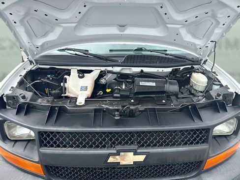 Used 2017 Chevrolet Express 2500 RWD image 16