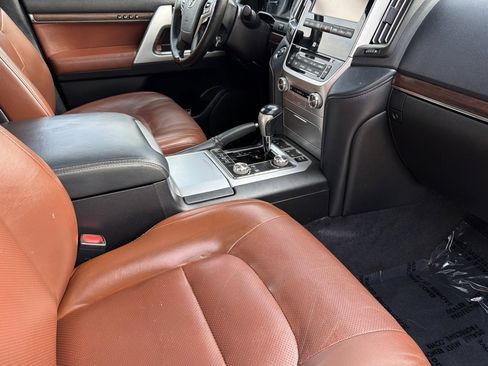 Certified 2018 Toyota Land Cruiser image 16