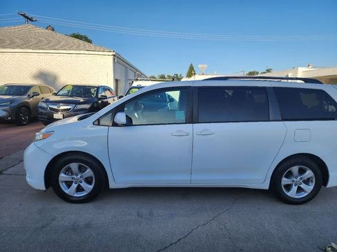 Used 2011 Toyota Sienna LE w/ Towing Pkg FWD image 2