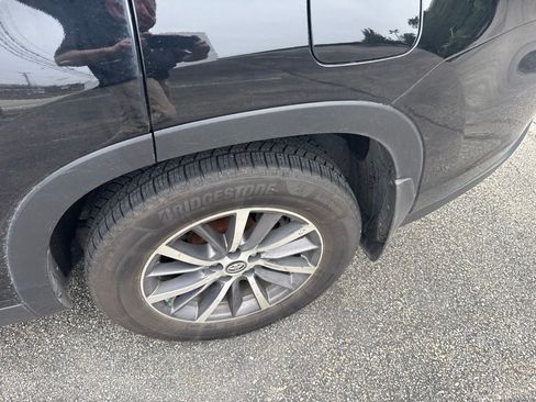 Used 2019 Toyota Highlander XLE AWD/4WD image 4