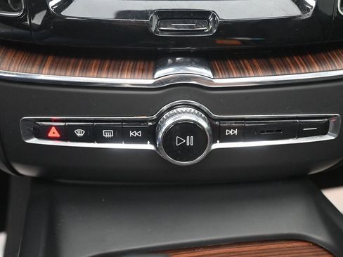 Used 2023 Volvo XC60 B5 Plus image 18