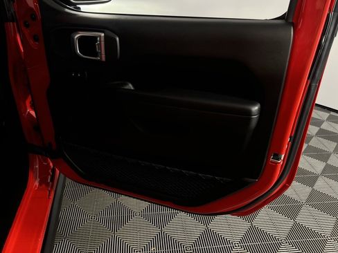 Certified 2024 Jeep Gladiator Rubicon w/ Technology Group image 32