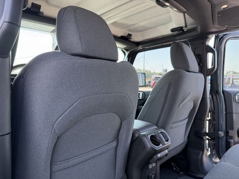 Used 2025 Jeep Wrangler Unlimited Sahara AWD/4WD image 30