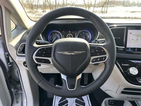 Used 2024 Chrysler Pacifica Touring-L image 18