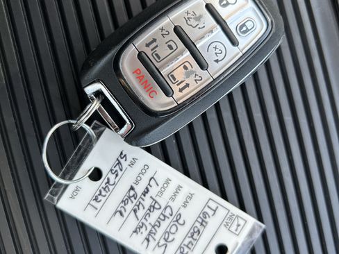 Used 2025 Chrysler Pacifica Limited FWD image 31