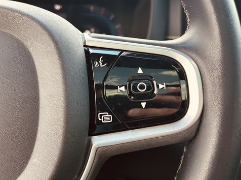 Used 2022 Volvo XC60 B6 R-Design w/ Advanced Package image 21