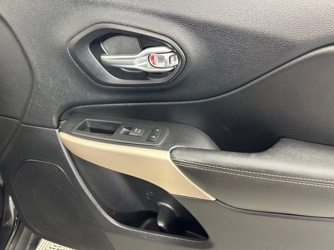 Used 2018 Jeep Cherokee Limited AWD/4WD image 11