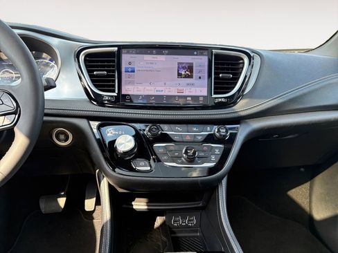Used 2025 Chrysler Pacifica Limited FWD image 11