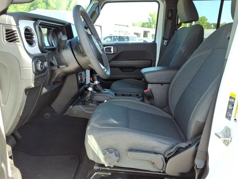 Used 2025 Jeep Wrangler Unlimited Sahara AWD/4WD image 3