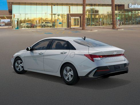 Certified 2026 Hyundai Elantra SE FWD image 5