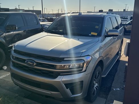 Used 2022 Ford Expedition XLT image 1