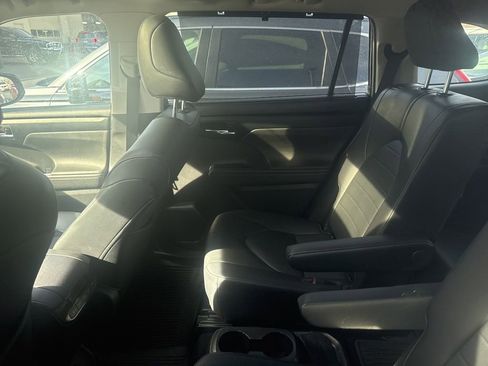 Used 2020 Toyota Highlander XLE image 11