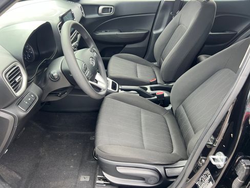 Certified 2022 Hyundai Venue SE FWD image 9