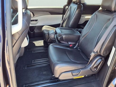 Used 2024 Kia Carnival LX FWD image 23