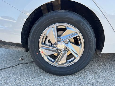 Used 2025 Hyundai Elantra SE image 9