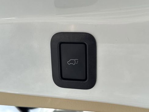 Used 2019 Toyota Highlander XLE AWD/4WD image 18