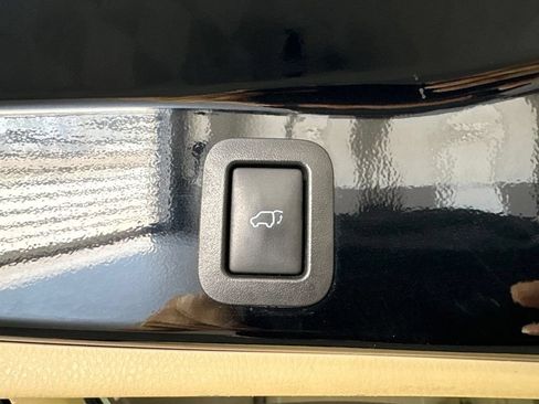Used 2017 Toyota Highlander Limited FWD image 30