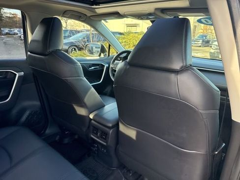 Used 2020 Toyota RAV4 XLE Premium image 25