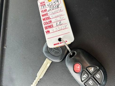 Used 2018 Toyota Sienna LE image 48