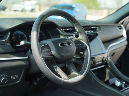 Used 2025 Jeep Grand Cherokee L Altitude image 29